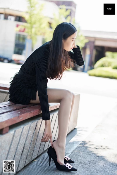 SIW斯文传媒 019 黑色性感条绒超短羽毛裙 – 蓉儿