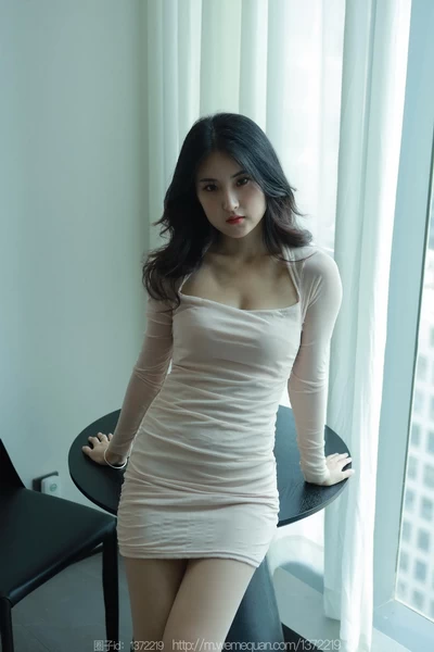 [IESS异思趣向]丝享家 1451 小宝《浅色包臀裙》